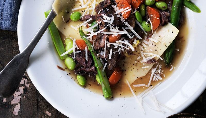 Braiserede oksehaler i åben ravioli med edamame, asparges og parmesan