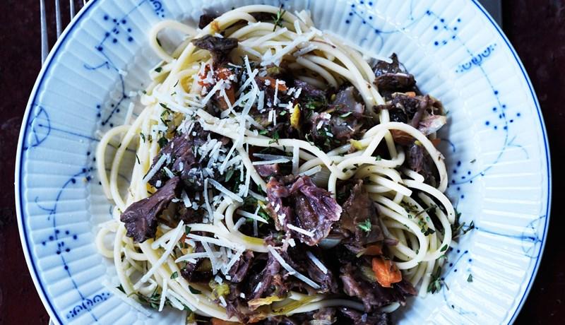Oksehaleragout med timian, spaghetti og parmesan