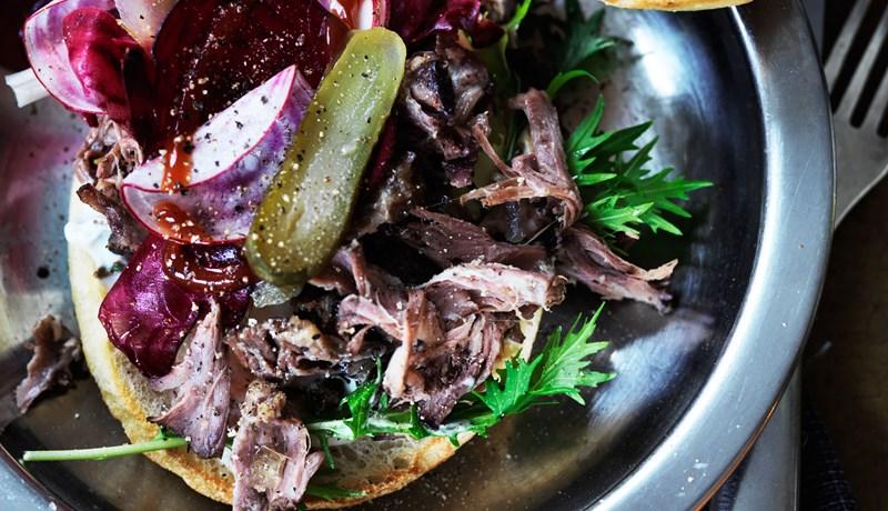 Pulled oxtail burger med rødbedesalat og svampe-mayo