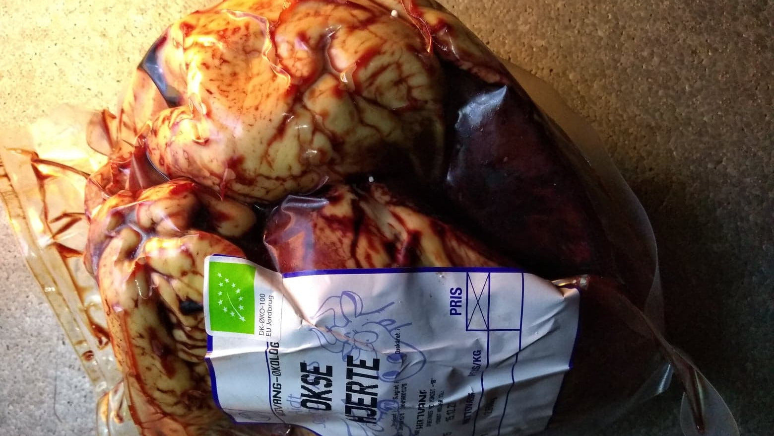 Vakuumpakket oksehjerte med etiket